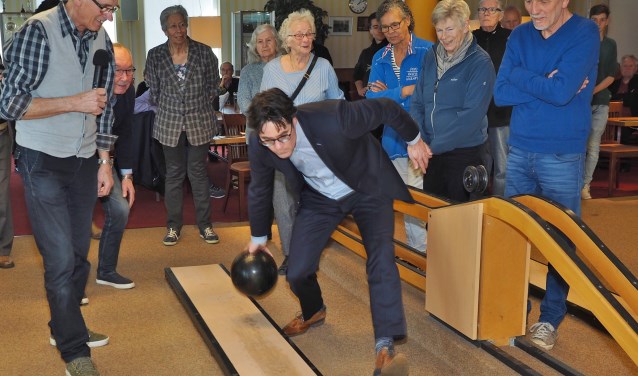 Onder toezicht van Pieter Jongepier gooit Merijn Snoek de kegelbal.