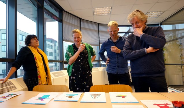 De jury buigt zich over de ontwerpen van glasbedels.