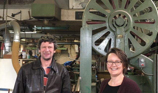 Wagenmaker Alex Verweij en Saskia Bangma in de wagenamkerij