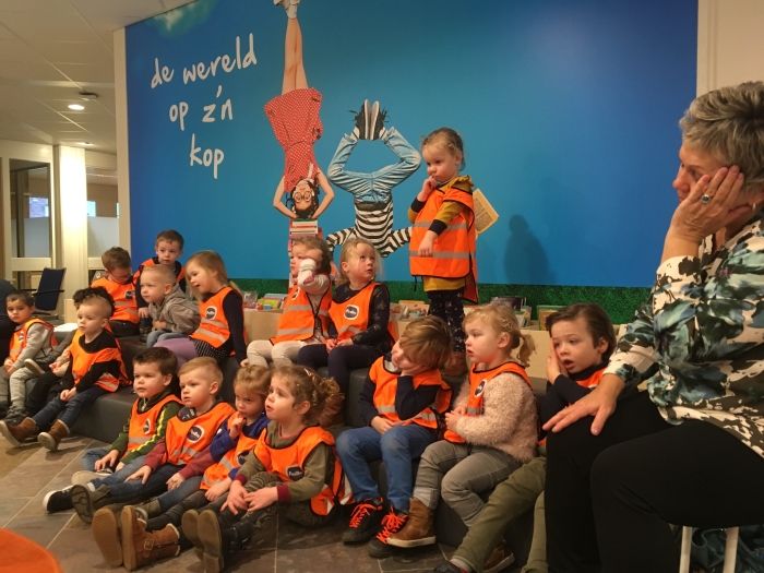 De peuters luisteren vol concentratie naar het verhaal Ssst! De tijger slaapt.