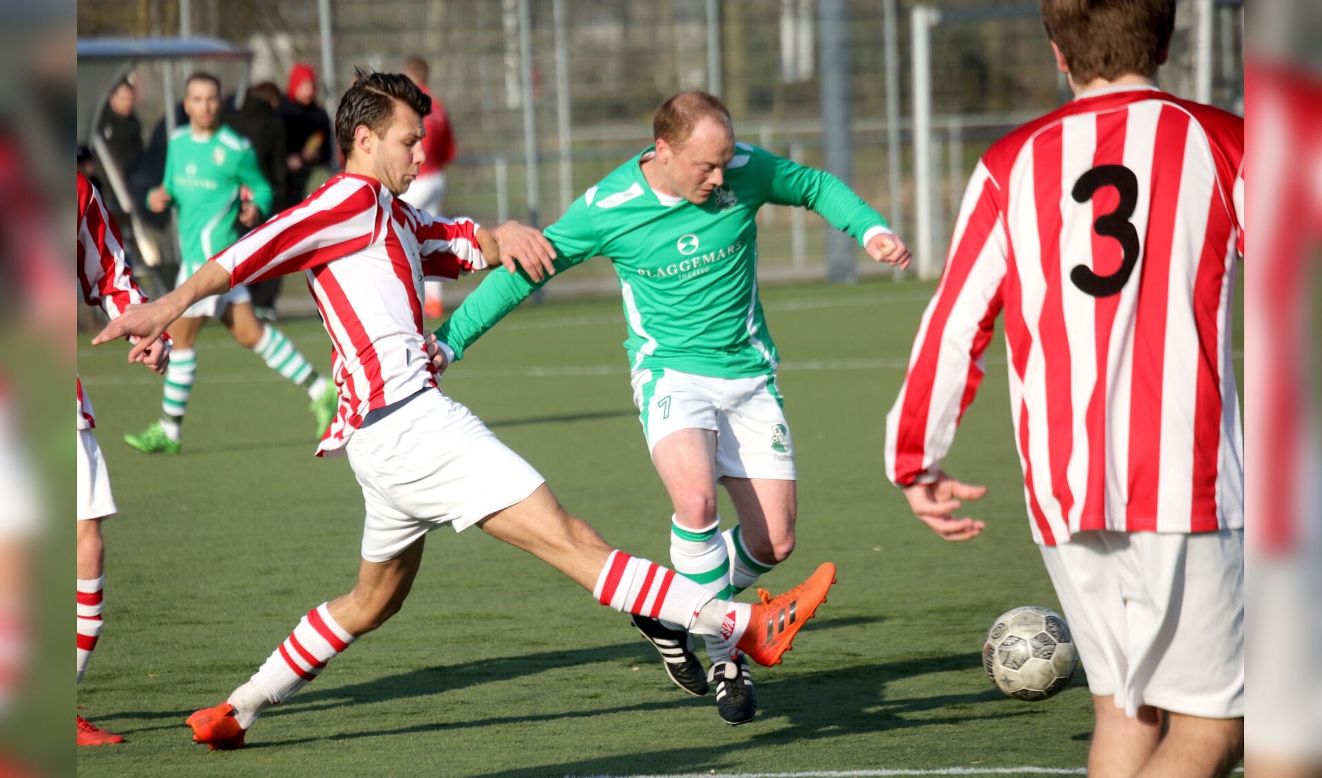 Sven van Broeckhuysen (midden) scoorde zaterdag voor SV Baarn.
