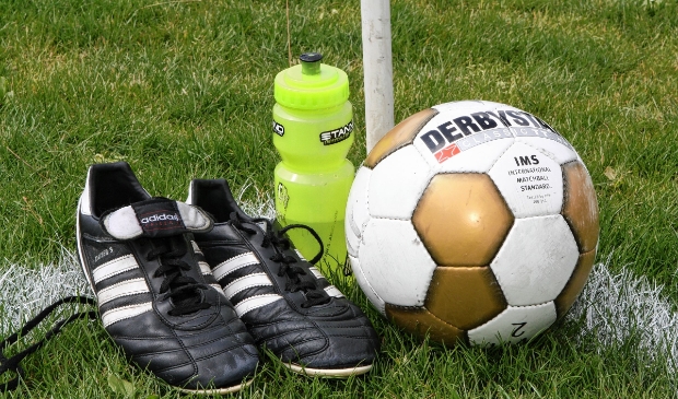 <p>De bal hard, de voetbalschoenen uit de kast en op tijd drinken is parool oefencampagne. </p>