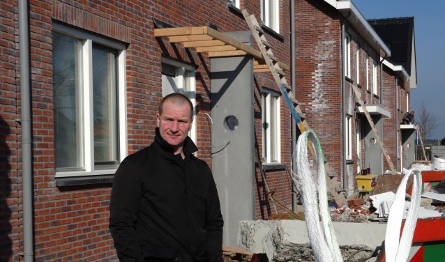 Lijsttrekker Jeroen Brouwer bij nieuwbouw in Langbroek