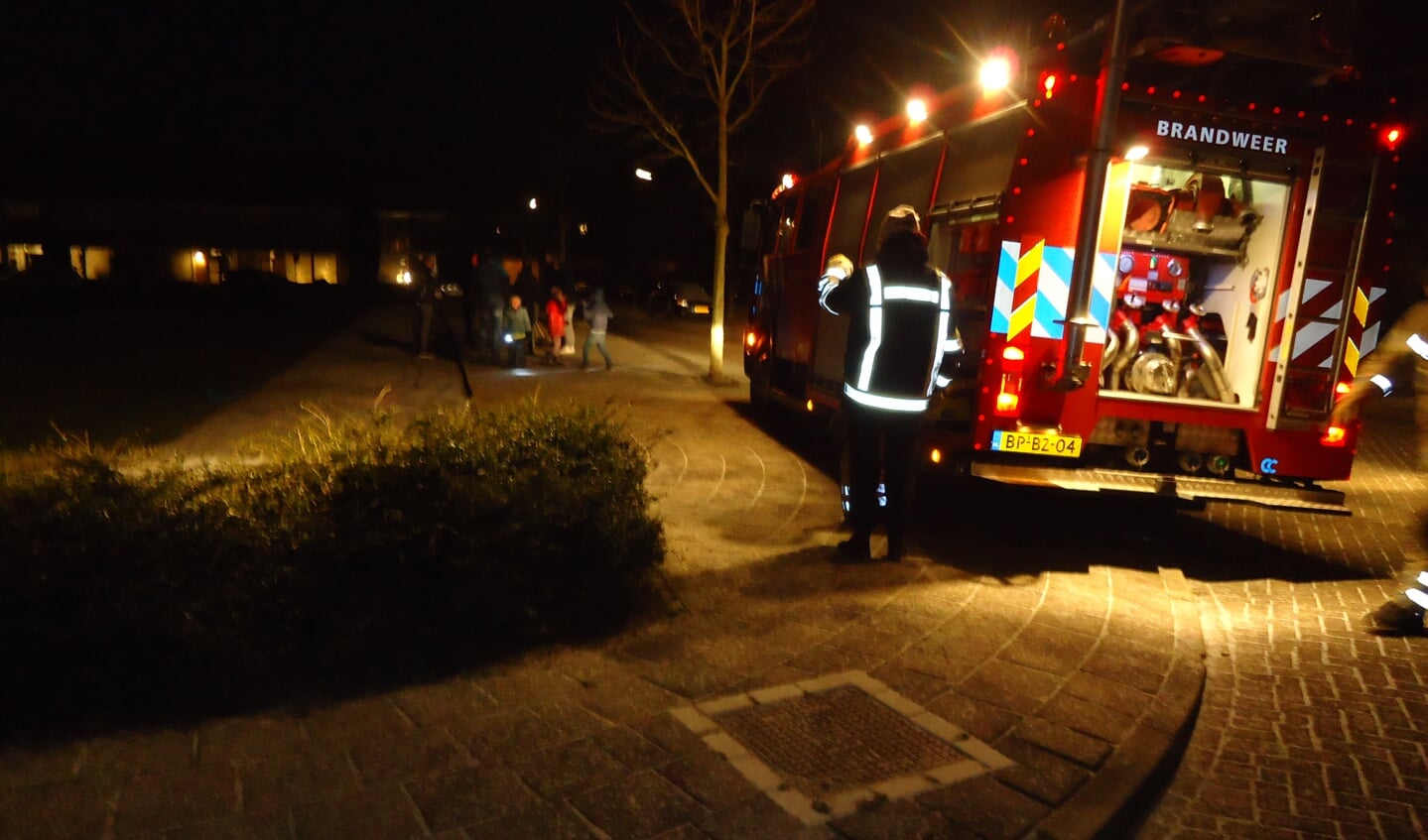 De brandweer Bunnik kwam dinsdagavond een laag water op het speelveldje in de Engboogerd spuiten.