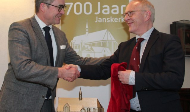 Burgemeester Jos Wienen (l) en Lieuwe Zoodsma, de directeur van het Noord-Hollands Archief.