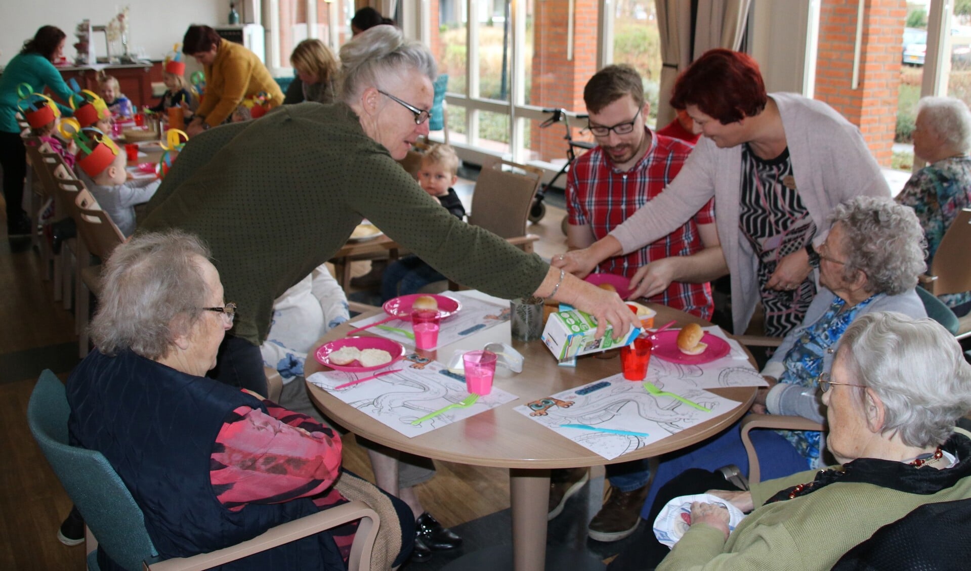 De bewoners van De Lange Wei kregen net als de kids een gezellig ontbijt voorgeschoteld. Alsmede eenm smakelijk verhaal (zie de volgende foto's).