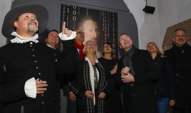 Hugo de Groot wijst wethouders, burgemeester en een gedeputeerde de weg in de Escape Room.