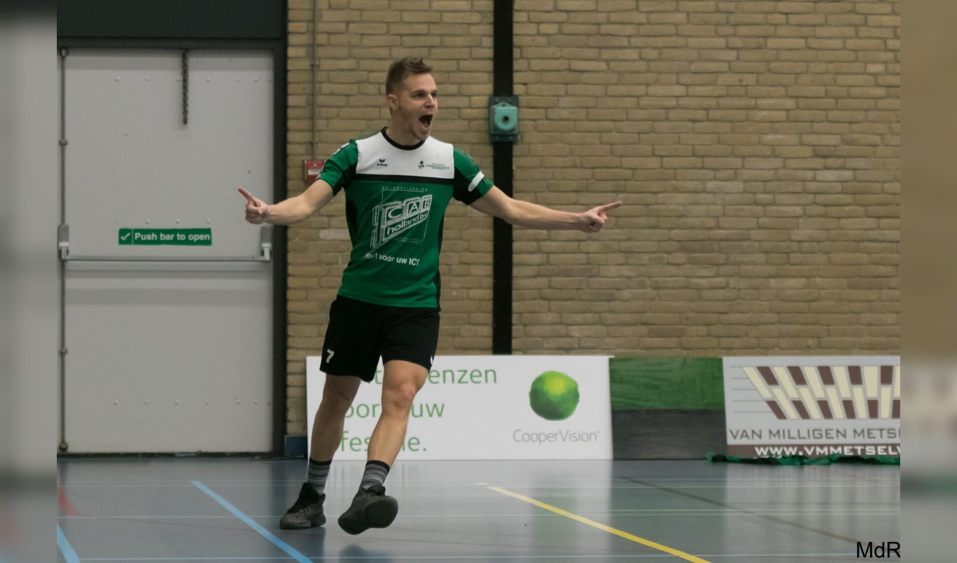 Bert Verspuij viert een van zijn 7 doelpunten