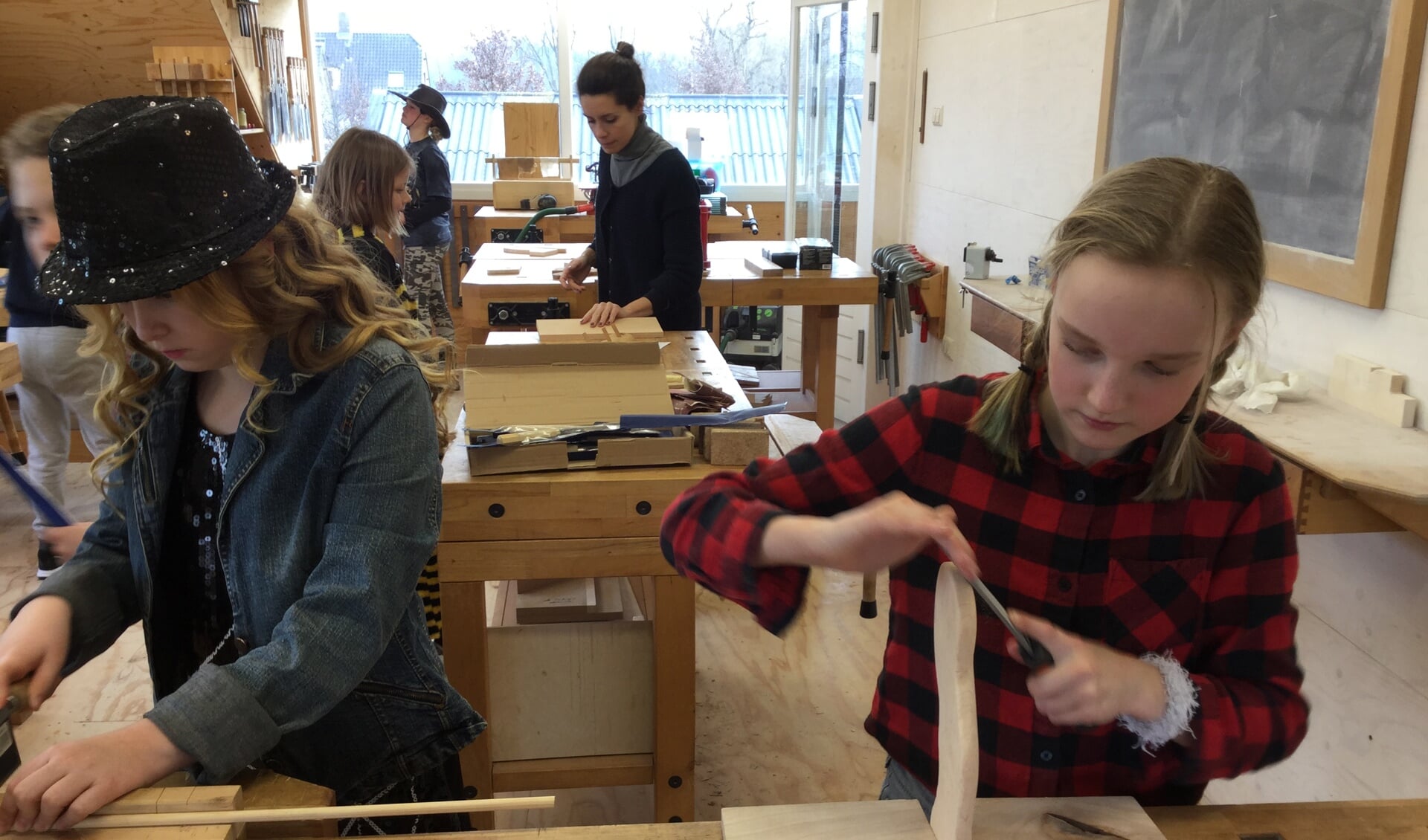 Kinderen van De Toermalijn leren hout bewerken bij meubelmakerij De Schrijn