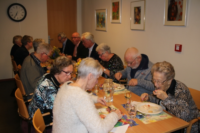 De bewoners van Sleijeborgh vierden het 10-jarig bestaan van hun seniorenresidentie met een gezellig samenzijn met heerlijke, luxueuze gerechten.