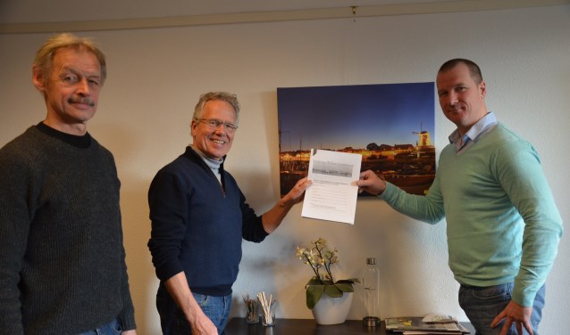Frits Kragt en Peter Jansen overhandigen het rapport
