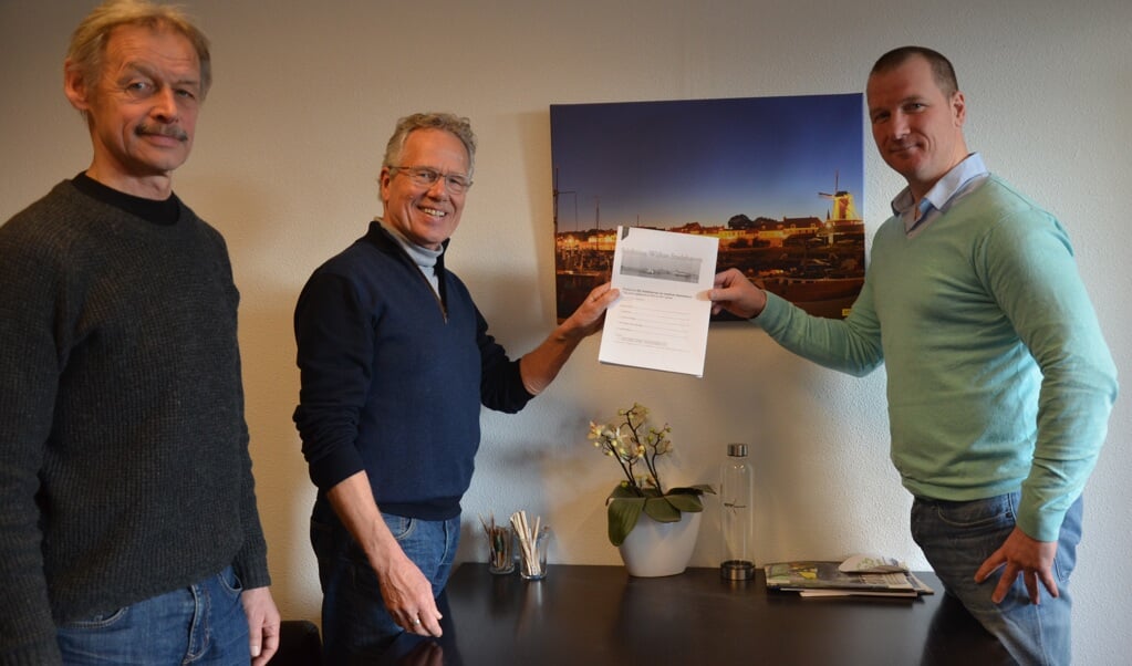 Frits Kragt en Peter Jansen overhandigen het rapport