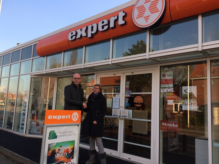 Anita Brouwer van Expert Hardinxveld-Giessendam en Michel Kraaijeveld (sponsor commissie SKC Merwede/Multiplaat)