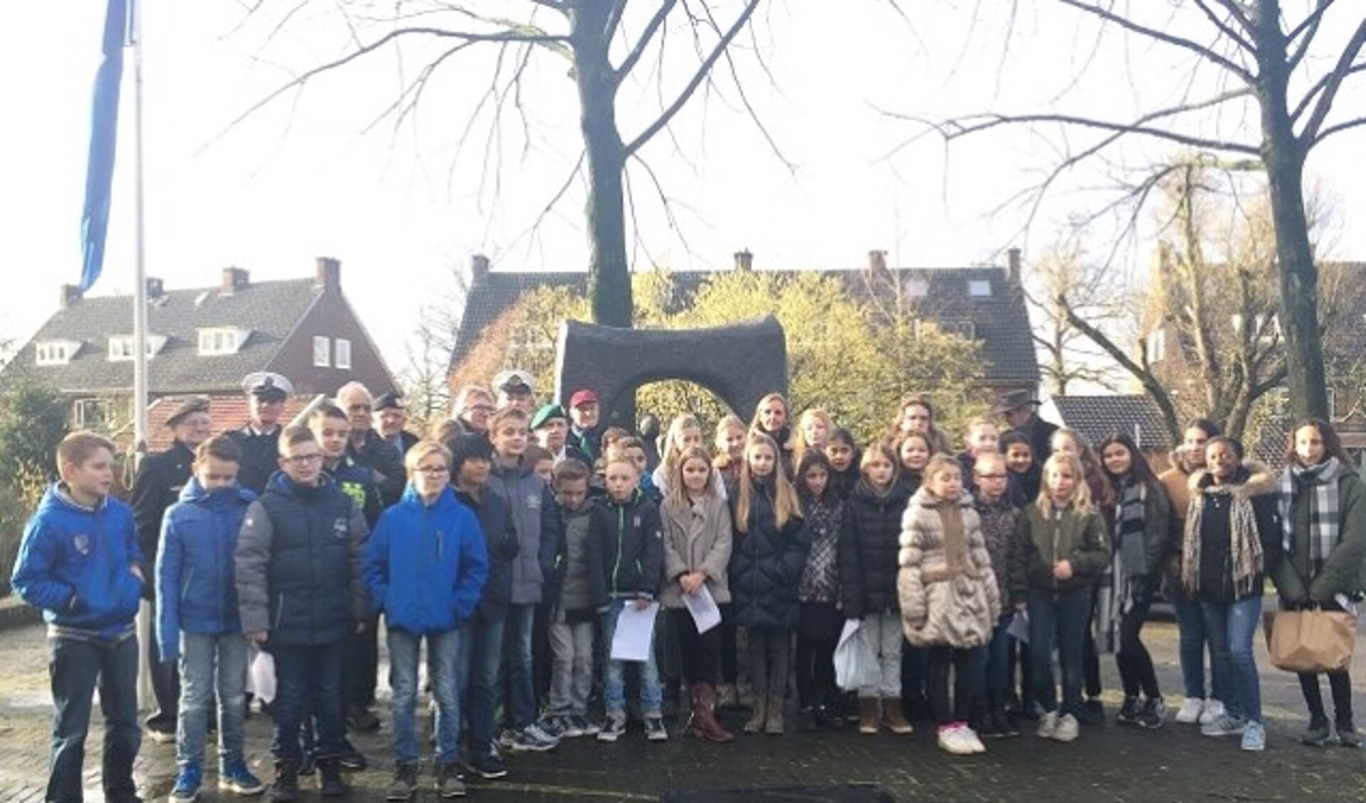 Leerlingen van groep 7 en 8 van de Margrietschool waren samen met burgemeester Van Rumund en enkele leden van de stichting Joods Erfgoed naar het monument aan de Walstraat gekomen. (foto: Diana Andeweg)