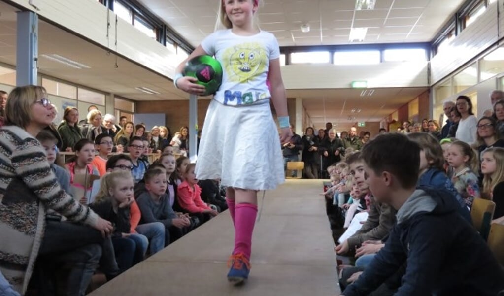 Tijdens een modeshow lieten de leerlingen hun zelfgemaakte sport tenues zien aan ouders, opa's en oma's (foto Doriet Willemen).