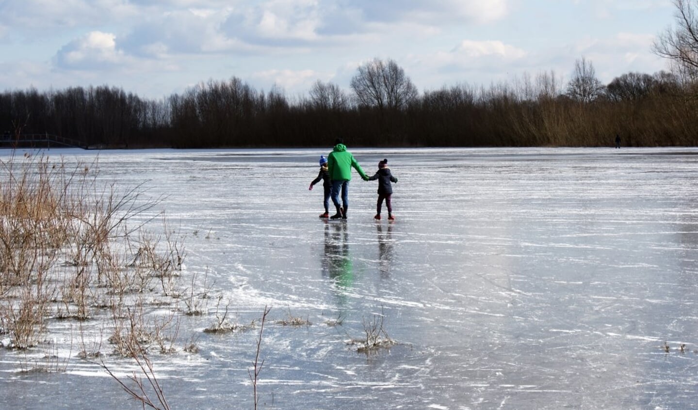 Er waren vandaag al wat schaatsliefhebbers op de nevengeul te vinden. (foto: Jan Elsenaar)
