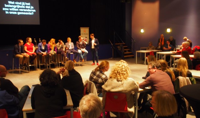 Gerrit Heijkoop, presentator van het politieke café, daagde mensen voortdurend uit om mee te denken en te doen.