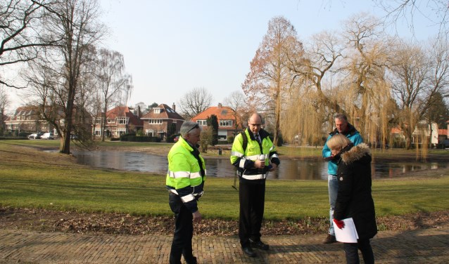 Marco van Gastel, Herman Mocking, Froukje Grotenhuis en een aannemer .