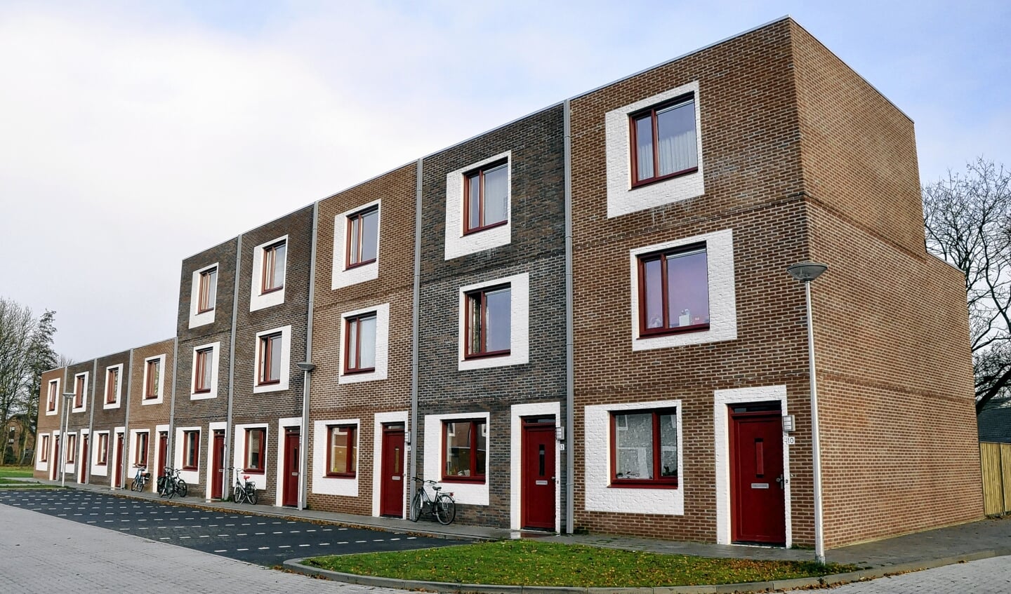 Semi-permanente woningen voor vluchtelingen met een verblijfsstatus aan de Churchillstraat.