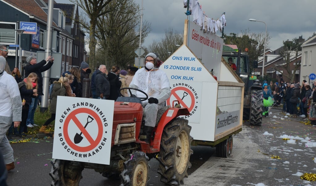 Protest tegen zandwinning Bosscherwaarden in de Wijkse carnavalsoptocht van 2018 (archief)