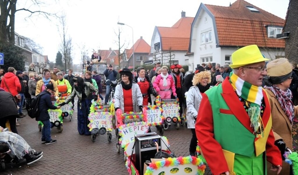 De carnavalskarvaan baande zich een weg door het dorp met als eindpunt het Europaplein. (foto: gertbudding.nl)