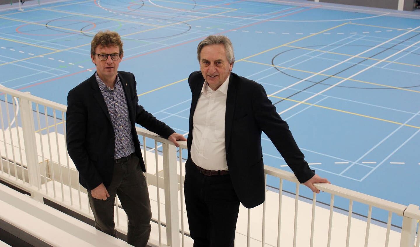 Wethouders Jan Overweg (links) en Albert Dragt: ,,De nieuwe sporthal was broodnodig.’’