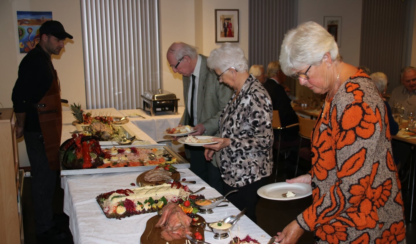 De bewoners van Sleijeborgh vierden het 10-jarig bestaan van hun seniorenresidentie met een gezellig samenzijn met heerlijke, luxueuze gerechten.