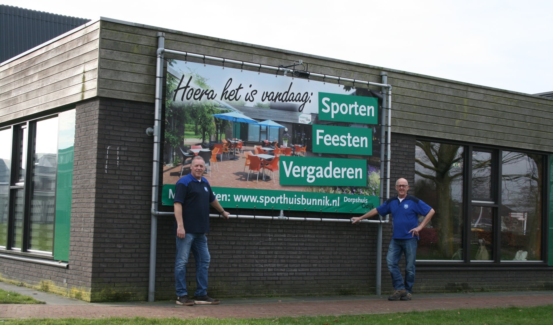 Peter Goes (links) en Kees Veldhuizen bij de Lindenhof in Odijk. Goes volgt Veldhuizen op als beheerder bij het Sporthuis Bunnik.