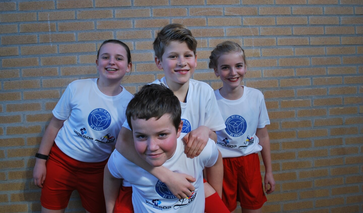 Hannah (links), Adrie met Daan op zijn rug en Marinke (allemaal groep 7) zijn dik tevreden met hun nieuwe sportoutfits!