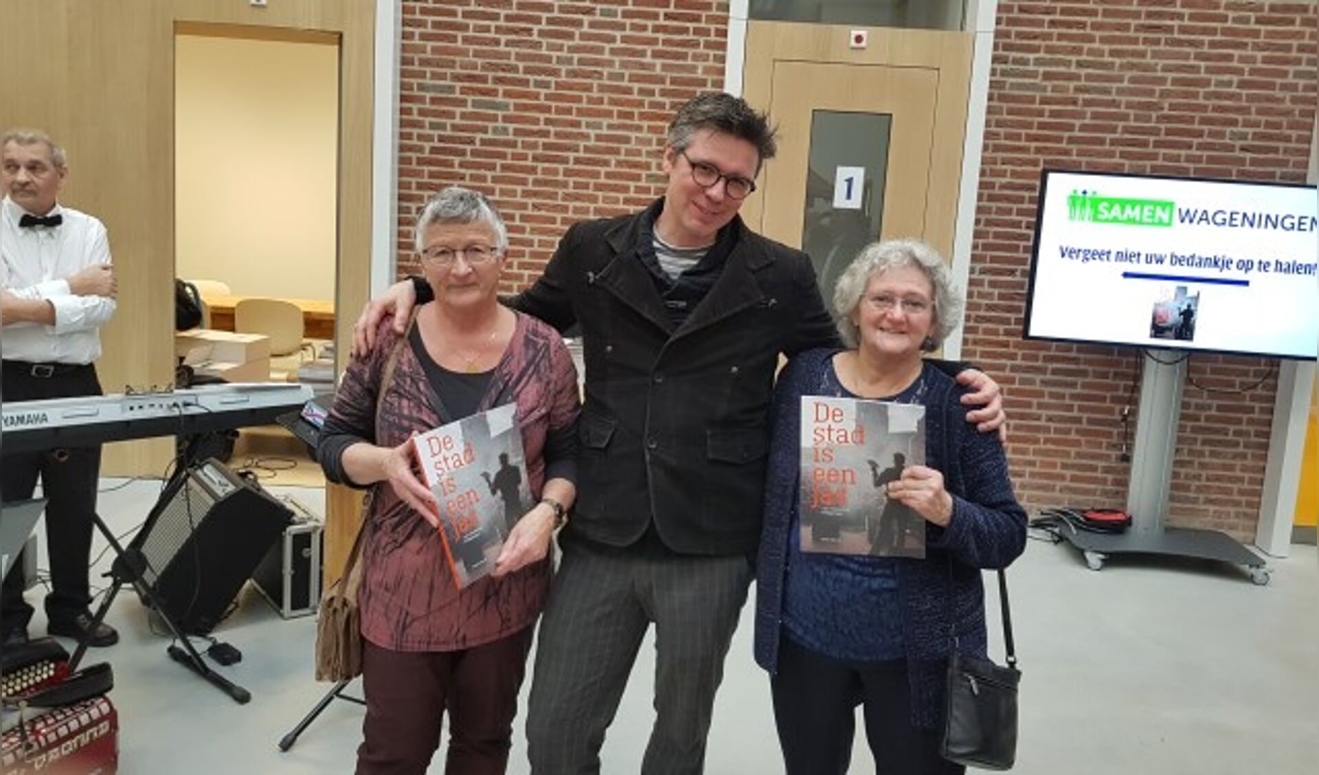 Tilly van Schie en Jeanne Vos zijn blij met de dichtbundel van Martijn Adelmund. (foto: Kees Stap)