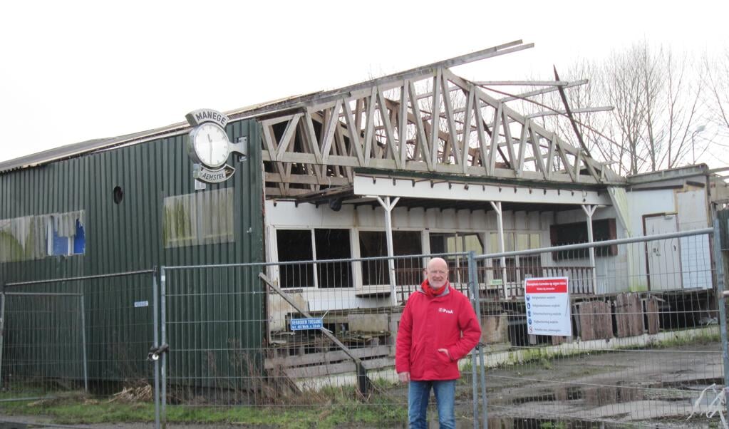 Lijsttrekker PvdA Jan Alberts bij de voormalige Gijsbrecht van Aemstelmanege.