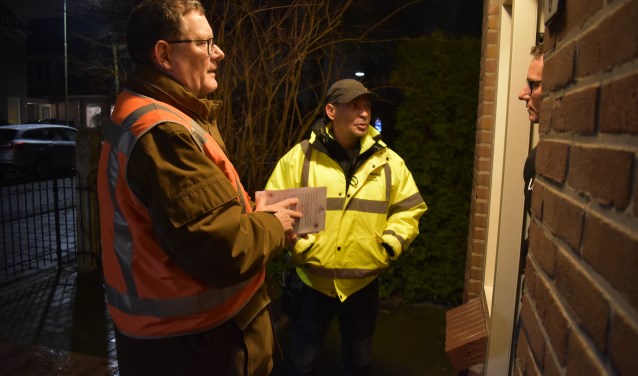 Ton Coenraads (links) en Mike Amennou, tijdens de buurtpreventie in Dalem.