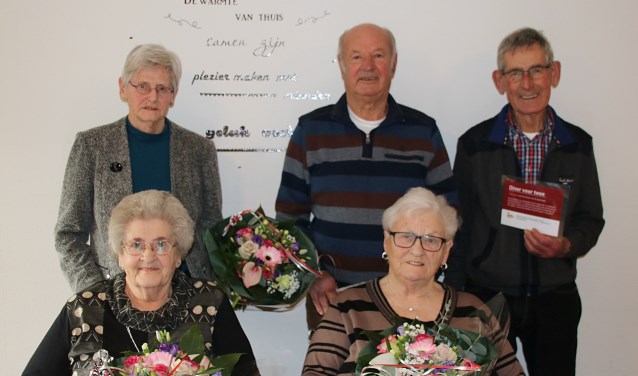 De prijswinnaars mogen zich verheugen op een immer sfeer- en smaakvolle buffetavond in De Boerse Pracht. Ze kregen uiteraard ook een kleurrijk bosje bloemen tijdens hun gezellige bezoek aan de dagbesteding.