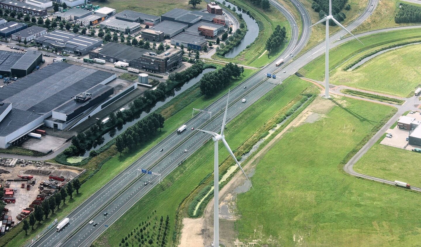 Windmolens langs de snelweg A30 bij Ede.