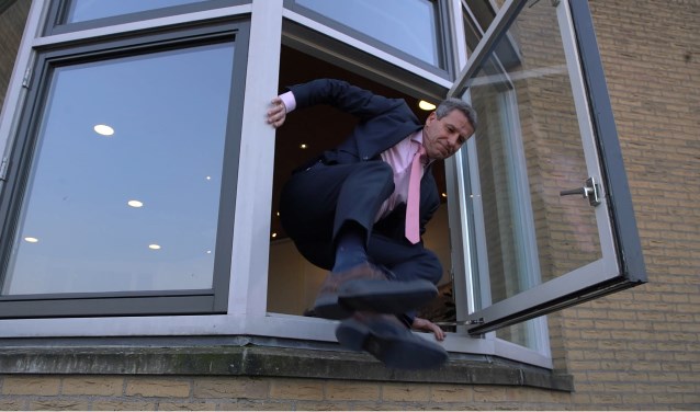 Burgemeester Dirk Heijkoop in actie voor het animatiefilmpje dat werd gemaakt voor de verkiezingen.