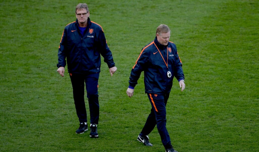 Assistent-trainer Dwight Lodeweges ziet bondscoach Ronald Koeman naar Barcelona vertrekken. De Voorthuizenaar (links) is zijn tijdelijke opvolger.