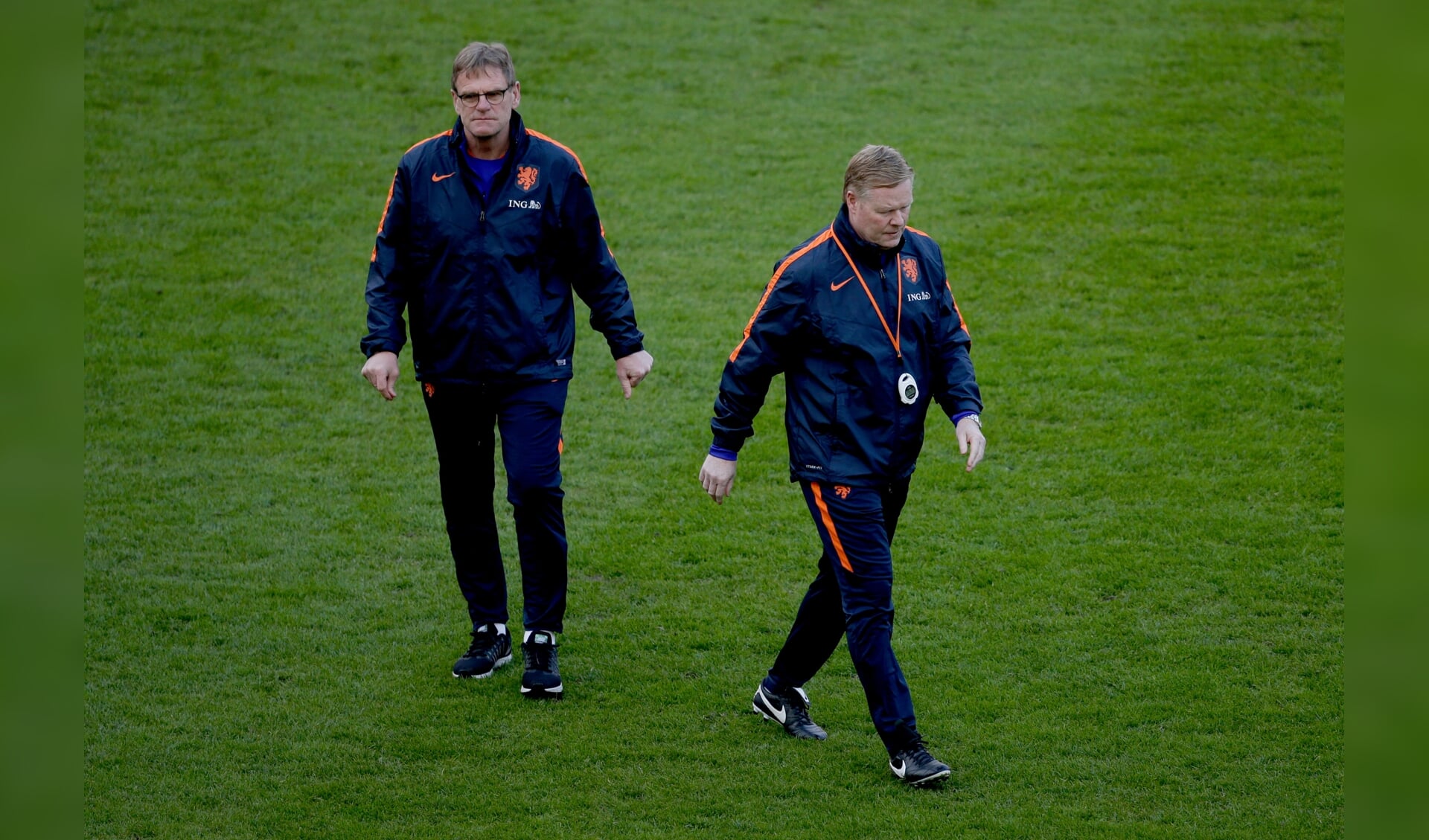 Assistent-trainer Dwight Lodeweges ziet bondscoach Ronald Koeman naar Barcelona vertrekken. De Voorthuizenaar (links) is zijn tijdelijke opvolger.