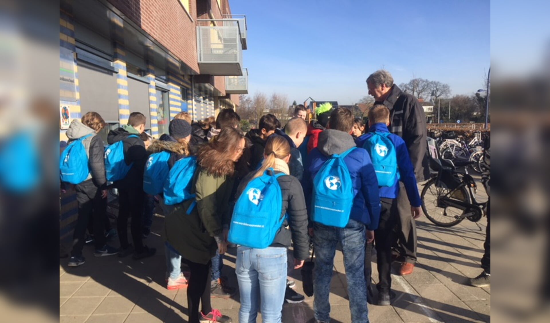 Bunnikse kinderen lopen voor water 