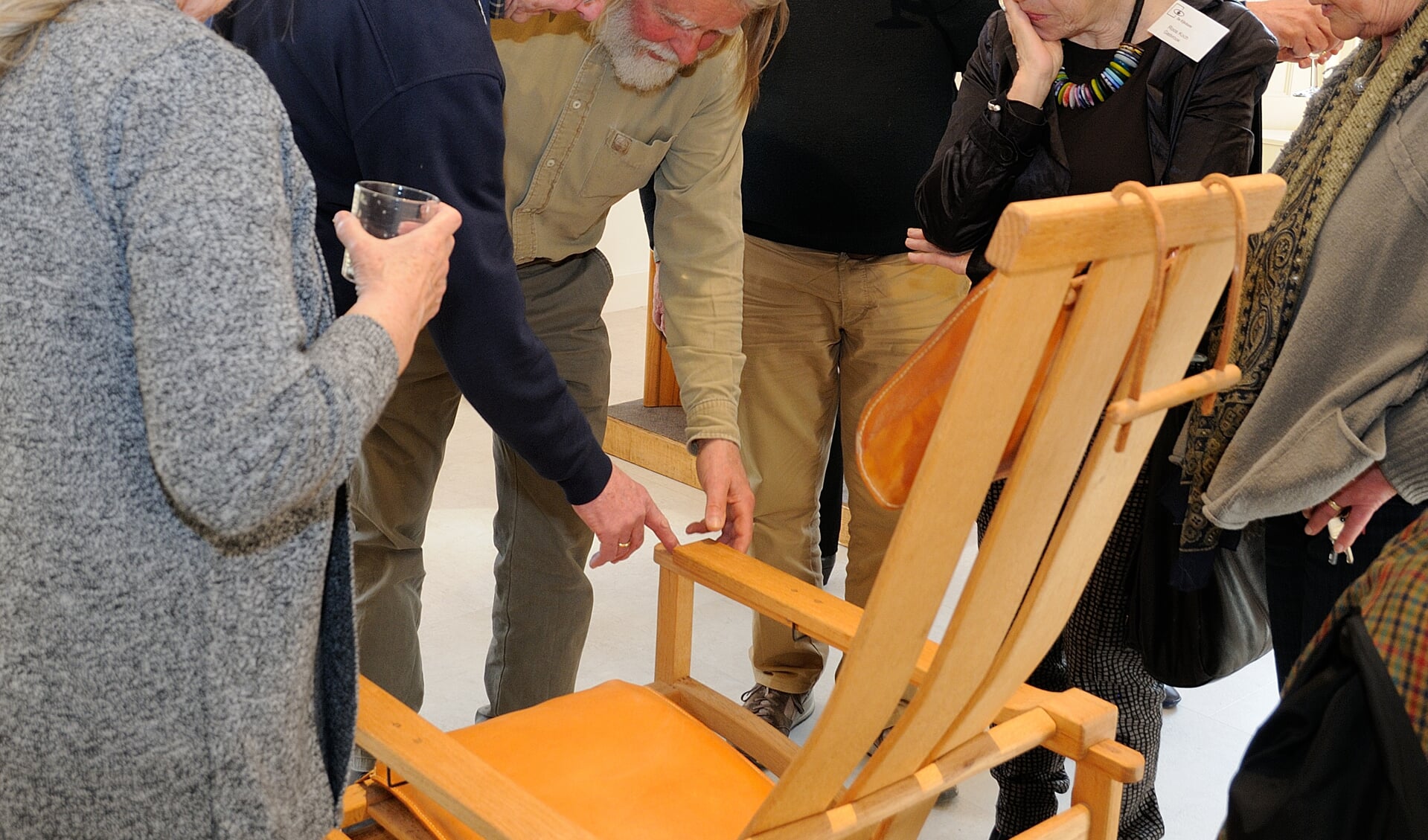 Stefan During ( 3e van links) licht de bijzonderheden van zijn stoel toe aan bezoekers.