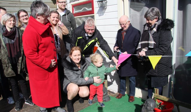 Met vereende krachten wordt het fonkelnieuwe gastenverblijf geopend.