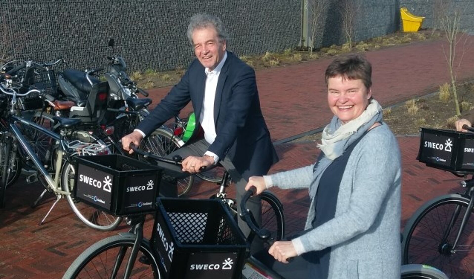 Wethouder Anne Brommersma (Duurzaamheid) en wethouder Ebbe Rost van Tonningen (Verkeer) maakten de eerste rit op de Utrecht Science Park Campusbikes.