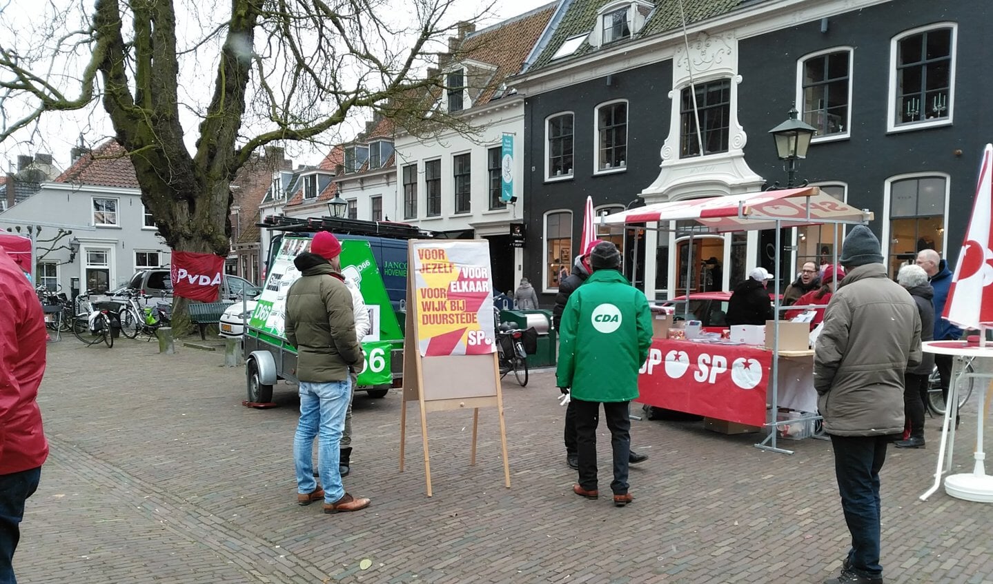 Vanwege de koude kwamen er maar weinig bezoekers op de Verkiezingsmarkt af
