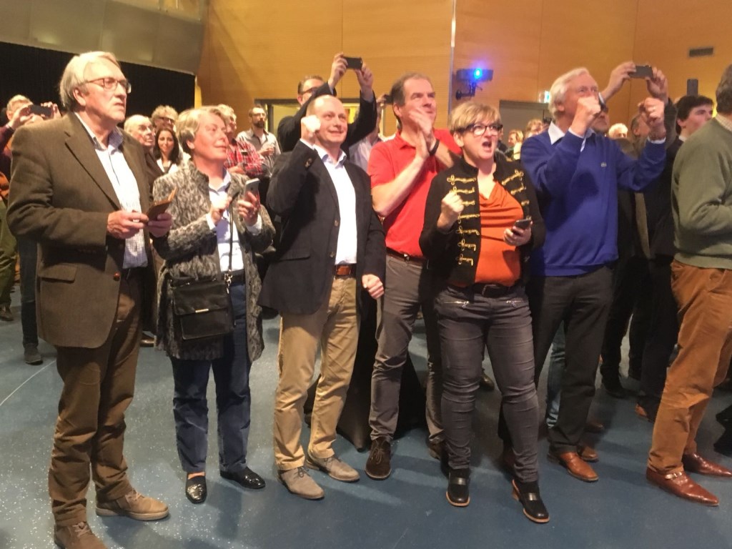De VVD-fractie viert feest: ze hebben zeven zetels weten te behalen.