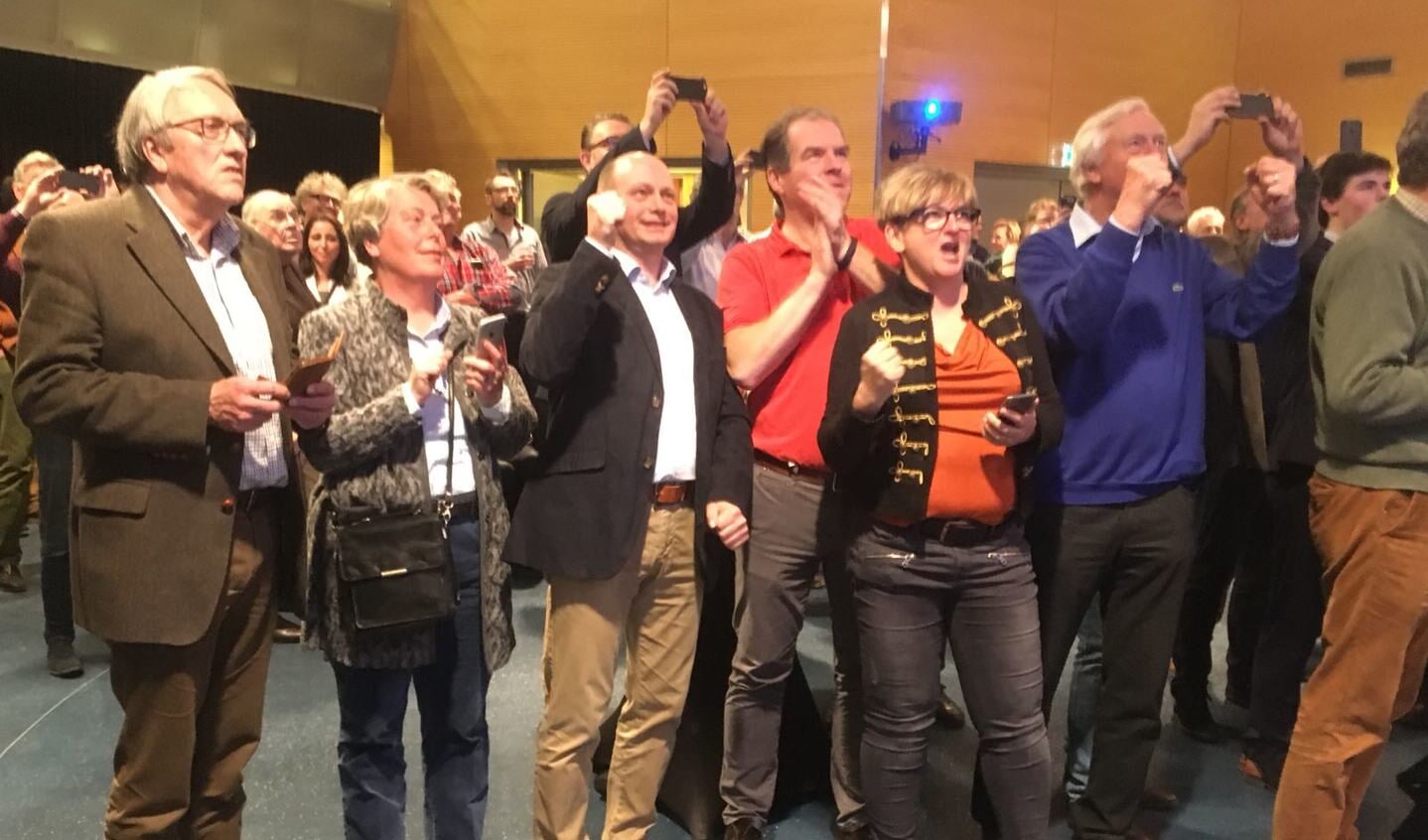 De VVD-fractie viert feest: ze hebben zeven zetels weten te behalen. 