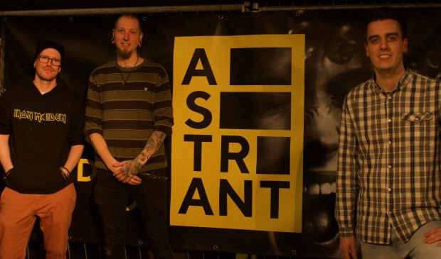 Xander van Soelen, Twan Spierings en Stephan Beumer bij het logo van Astrant.