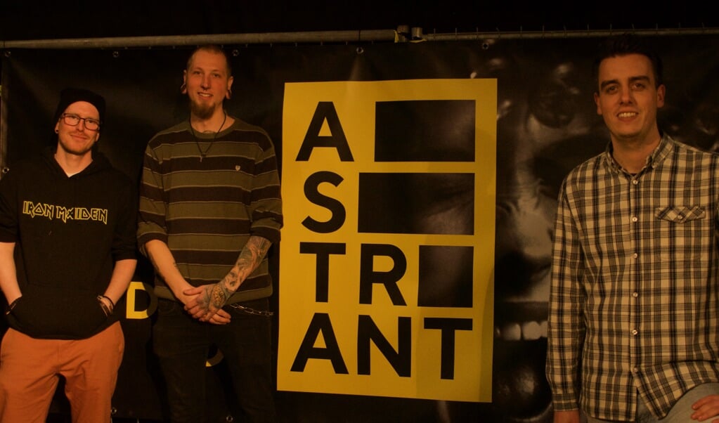 Xander van Soelen, Twan Spierings en Stephan Beumer bij het logo van Astrant.