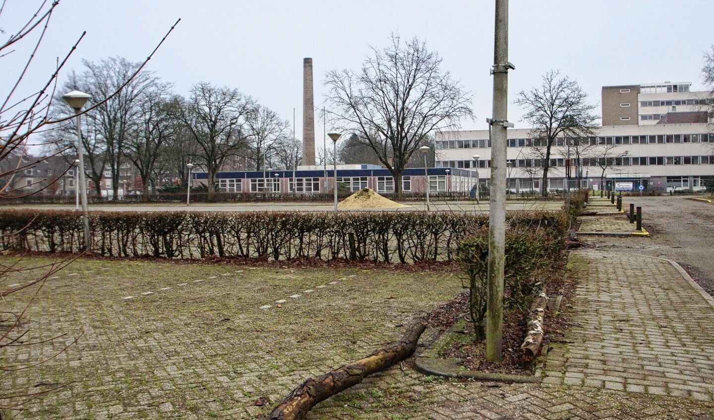 De sloop van het ziekenhuis wordt onder meer vertraagd door de vondst van asbest.