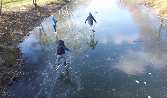 Er wordt geschaatst bij het Imkerspark