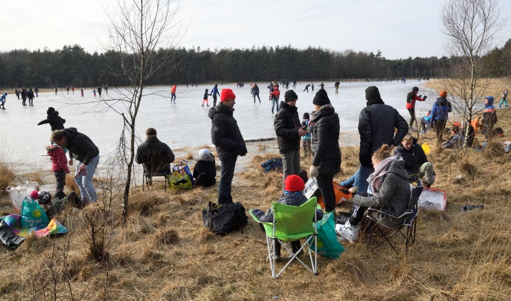<p>Archieffoto van schaatsplezier op het bosmeertje Loofles bij Kootwijk. Het ijs is echter nu nog gevaarlijk dun, zo ondervond een 75-jarige Wekerommer woensdag.</p>