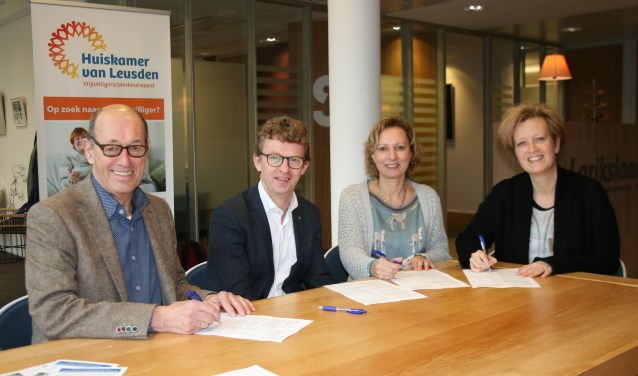 Hans Sybrandy (Stuurgroep), Jan Overweg (wethouder), Hester Frank (directeur Larikslaan2) en Ismene Tchaoussoglou (SEL).
